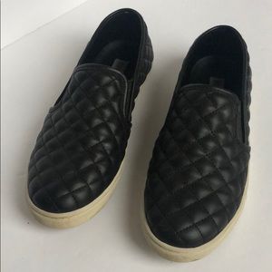 Steve Madden Ecentrco Black Quilted Flats Size 9